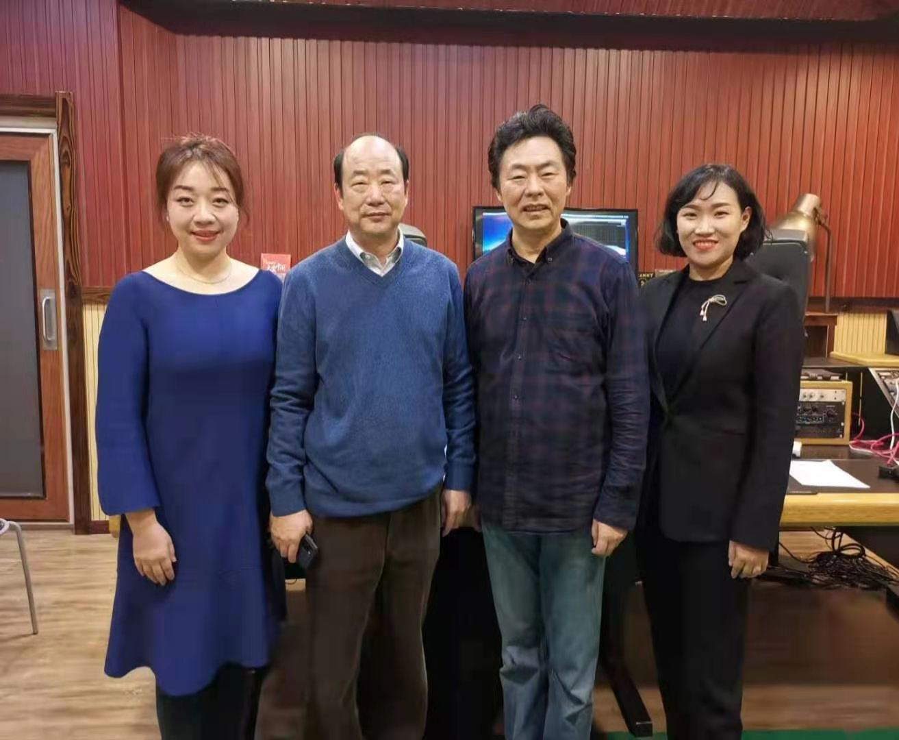 著名歌唱家丁毅、颜含彦演唱冬奥歌曲《共同的心愿》